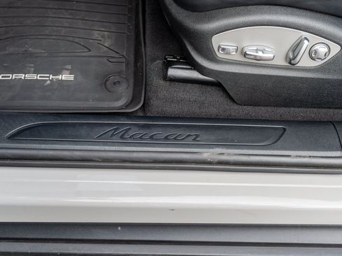 Used 2025 Porsche Macan AWD/4WD image 31