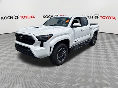 Used 2025 Toyota Tacoma TRD Sport AWD/4WD image 3