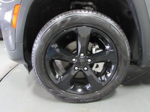 Used 2025 Jeep Grand Cherokee Limited w/ Black Appearance Package AWD/4WD image 9