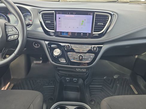 Used 2021 Chrysler Pacifica Touring w/ S Appearance Package image 10