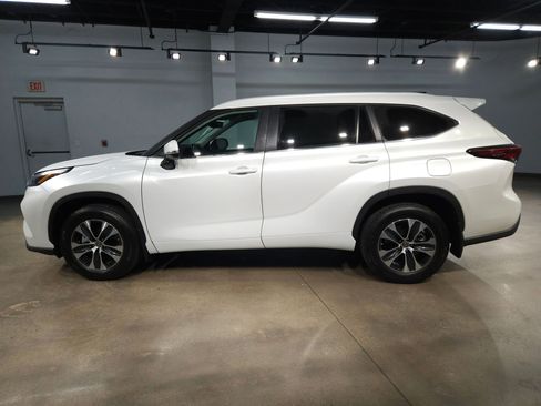 Certified 2025 Toyota Highlander XLE image 4