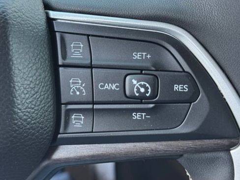 Used 2023 Jeep Grand Cherokee Limited w/ Black Appearance Package AWD/4WD image 22