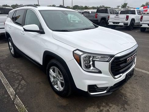 Used 2023 GMC Terrain SLE w/ Driver Convenience Package FWD image 8