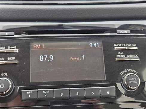 Used 2017 Nissan Rogue SV FWD image 10