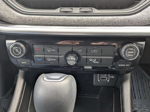Used 2024 Jeep Compass Latitude AWD/4WD image 3