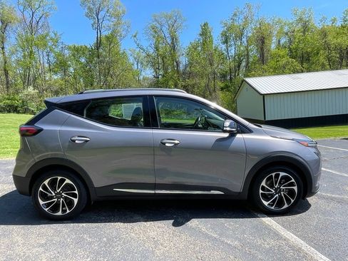 Certified 2023 Chevrolet Bolt EUV Premier w/ Sun & Sound Package FWD image 2