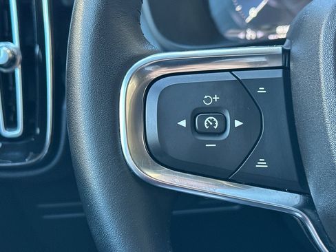 Used 2021 Volvo XC40 T5 Momentum w/ Premium Package image 32