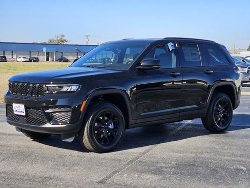 New 2025 Jeep Grand Cherokee Laredo image 3