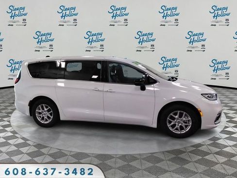 Used 2024 Chrysler Pacifica Touring-L image 4