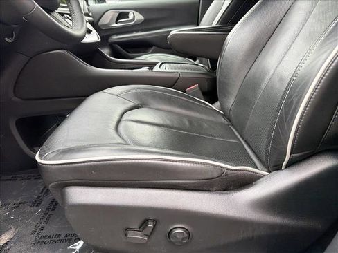 Used 2025 Chrysler Pacifica Limited FWD image 12