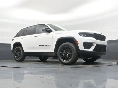 New 2025 Jeep Grand Cherokee Laredo image 38