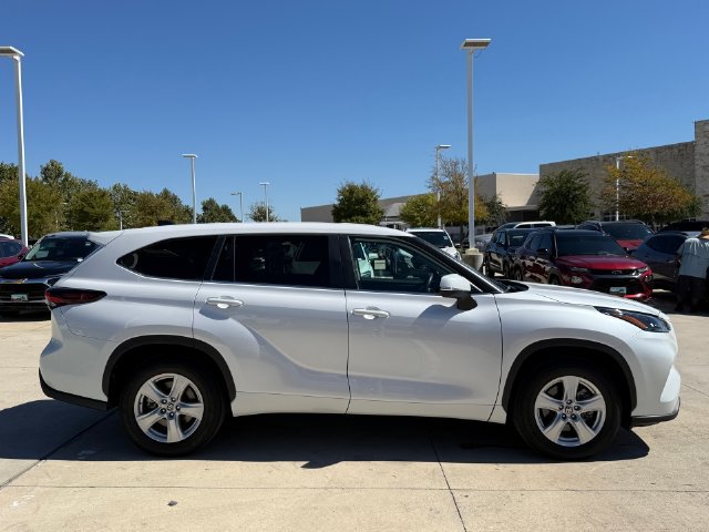 Used 2024 Toyota Highlander LE FWD image 4