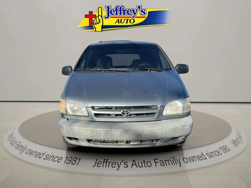 Used 2000 Toyota Sienna LE image 9
