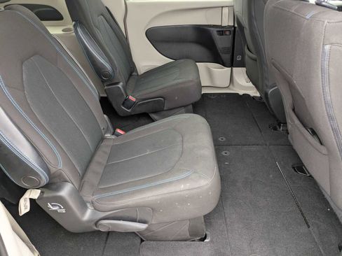 Used 2021 Chrysler Pacifica Touring w/ Cold Weather Group image 19