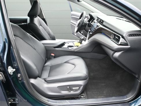 Used 2020 Toyota Camry XLE image 16