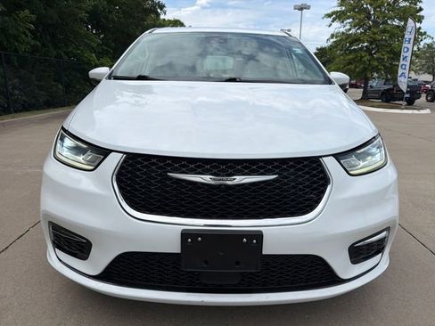 Used 2023 Chrysler Pacifica Touring-L FWD image 8