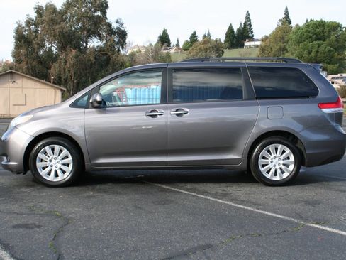 Used 2014 Toyota Sienna XLE image 7