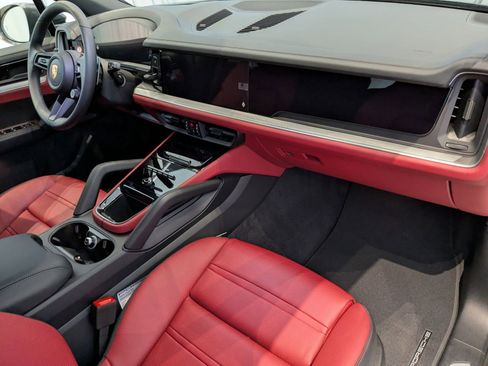 Used 2025 Porsche Cayenne image 24