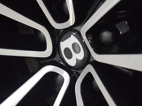 Certified 2024 Bentley Bentayga AWD/4WD image 18