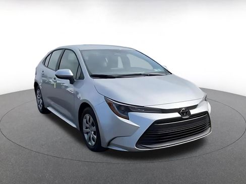 Used 2025 Toyota Corolla LE image 3