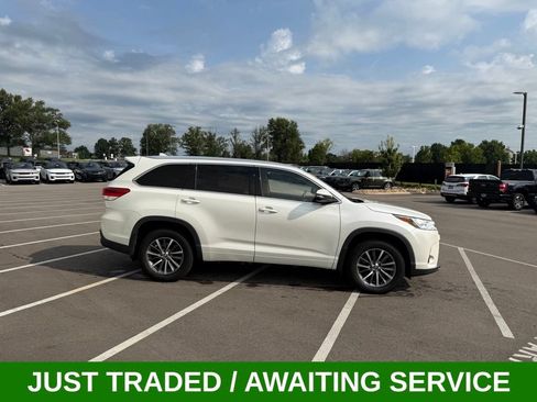 Used 2017 Toyota Highlander XLE w/ Carpet Mat Package AWD/4WD image 6