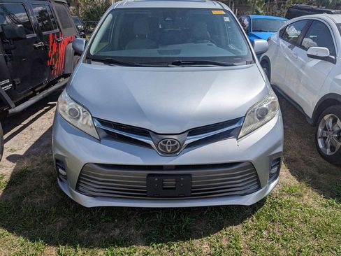 Used 2019 Toyota Sienna XLE image 2