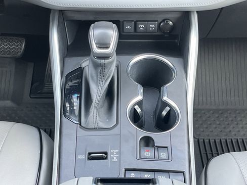 Used 2021 Toyota Highlander XLE image 5