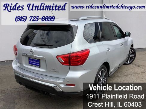 Used 2017 Nissan Pathfinder Platinum w/ Family Entertainment Package AWD/4WD image 8