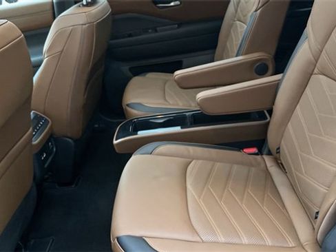 Used 2025 Nissan Pathfinder Platinum image 23