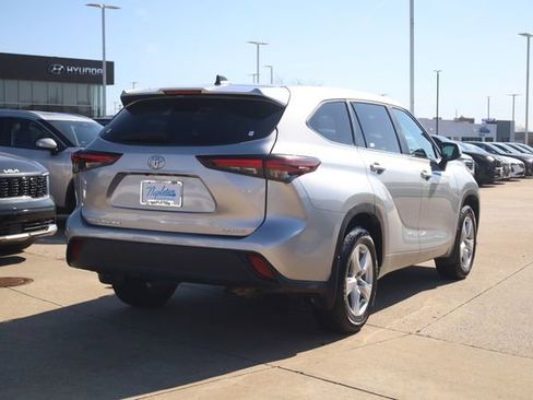 Used 2024 Toyota Highlander LE AWD/4WD image 5