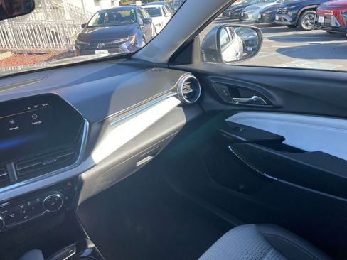 Used 2025 Chevrolet Trax LT image 34