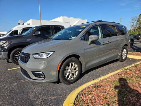 Used 2022 Chrysler Pacifica Touring-L w/ Uconnect Theater Family Group FWD image 3