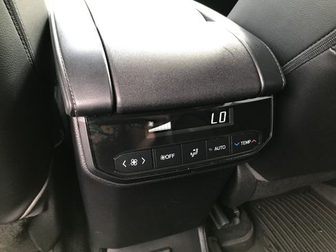 Used 2022 Toyota Highlander XLE AWD/4WD image 28