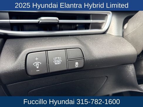 Used 2025 Hyundai Elantra Limited image 13
