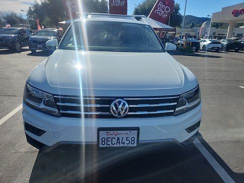 Used 2018 Volkswagen Tiguan SE w/ Panoramic Sunroof Package image 8