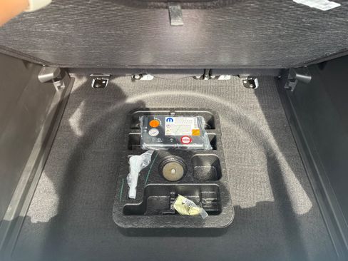 Certified 2025 Jeep Compass Limited w/ Elite Group AWD/4WD image 12