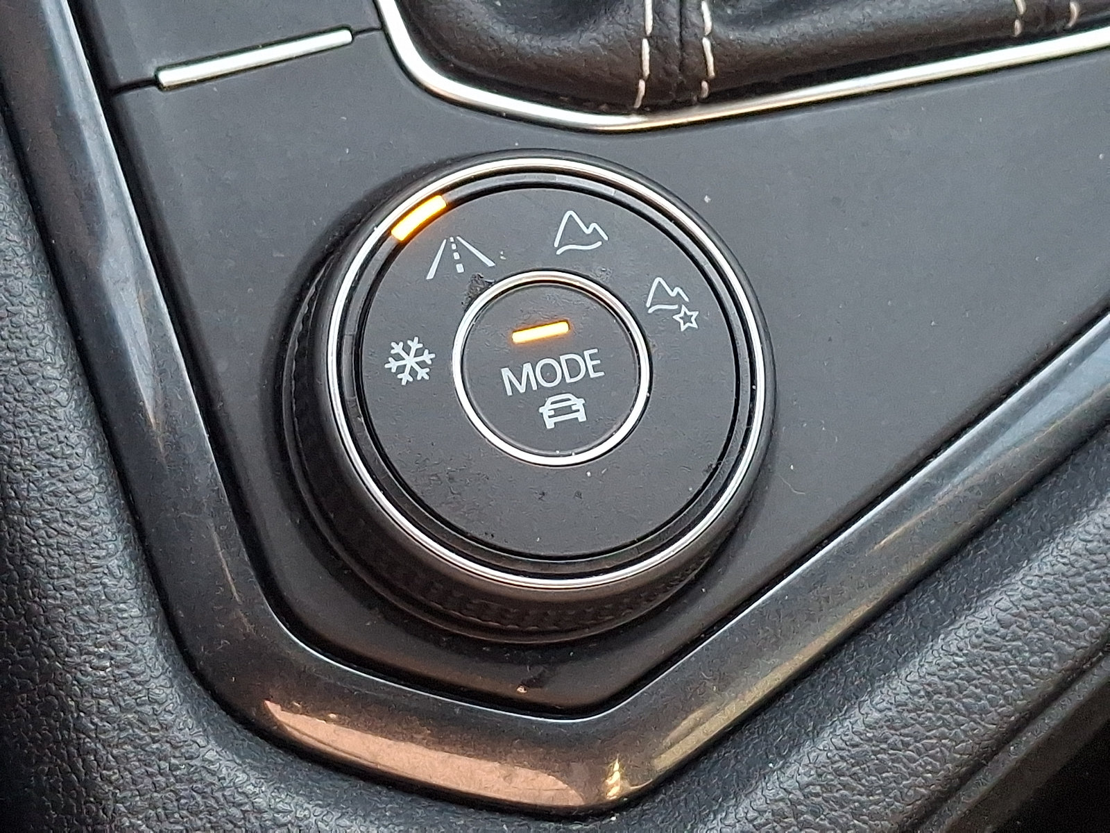 Used 2024 Volkswagen Tiguan SEL R-Line AWD/4WD image 25