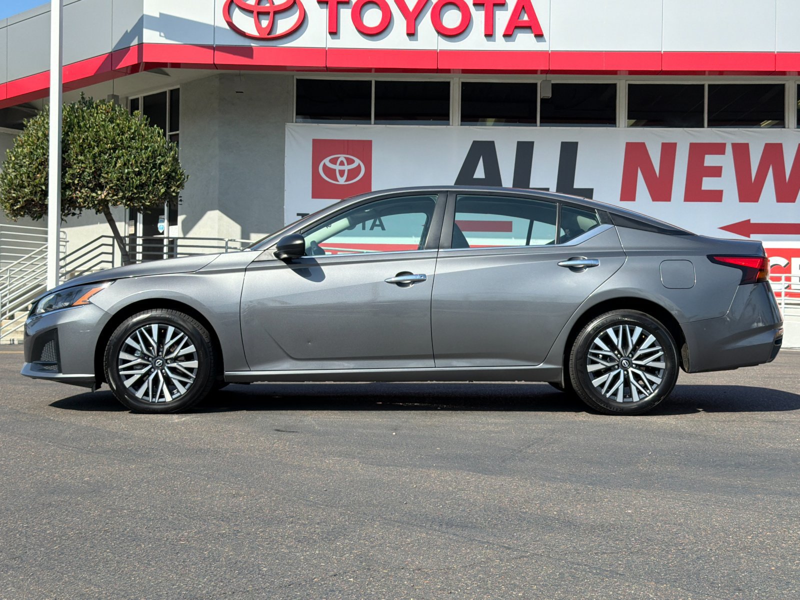 Used 2025 Nissan Altima 2.5 SV AWD/4WD image 2
