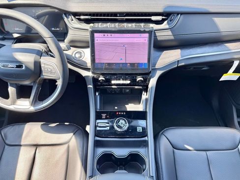 Used 2025 Jeep Grand Cherokee L Limited w/ Luxury Tech Group II image 11