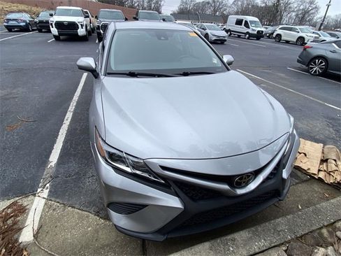 Used 2019 Toyota Camry SE image 2