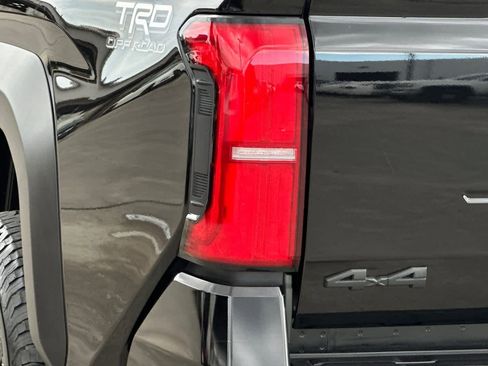 Used 2024 Toyota Tacoma TRD Off-Road image 33