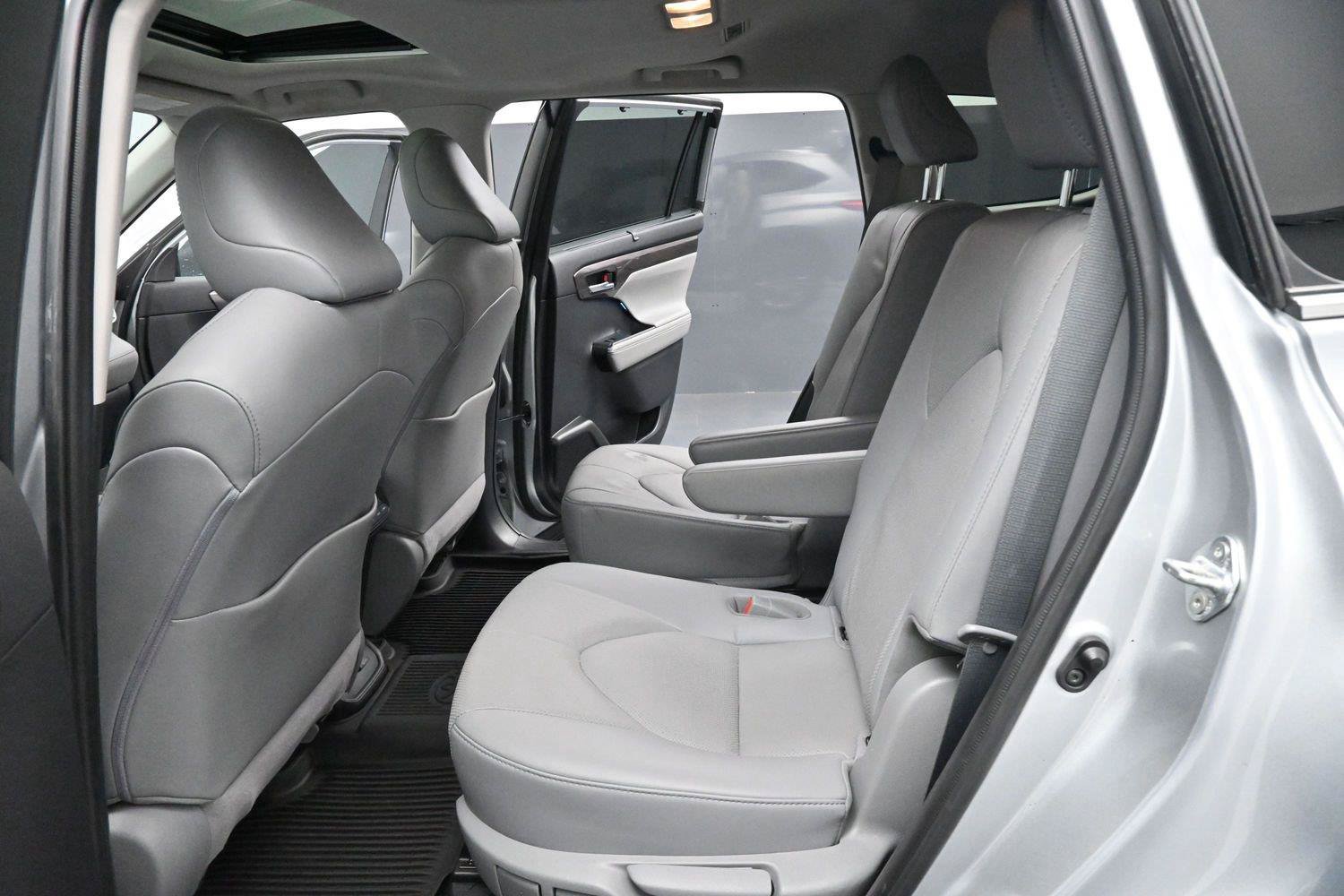 Used 2021 Toyota Highlander Limited FWD image 32
