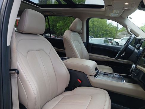 Used 2022 Ford Expedition Limited image 19