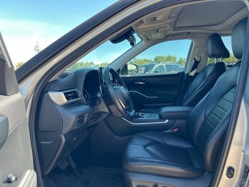 Used 2023 Toyota Highlander XLE AWD/4WD image 31