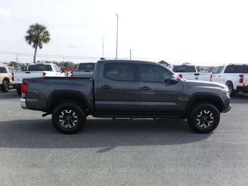 Used 2017 Toyota Tacoma TRD Off-Road image 2