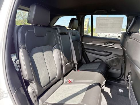 New 2026 Jeep Grand Cherokee Altitude image 22