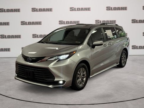 Used 2025 Toyota Sienna XLE FWD image 1