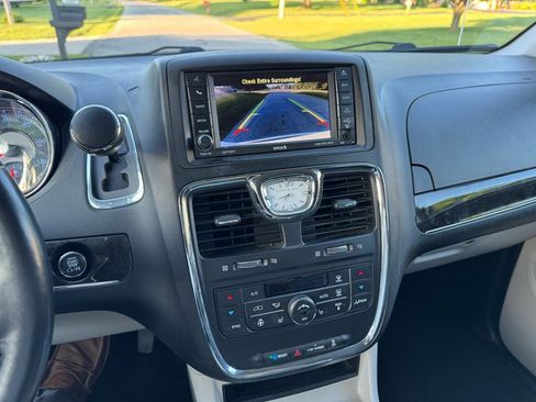 Used 2015 Chrysler Town & Country Touring-L w/ Driver Convenience Group FWD image 18
