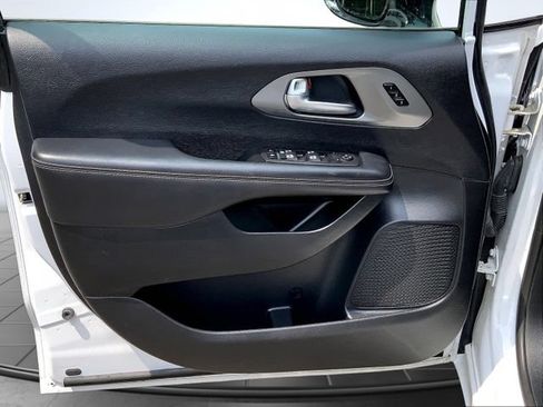 Used 2025 Chrysler Pacifica Select FWD image 26