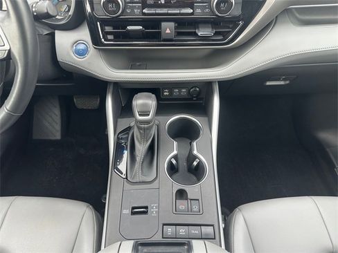 Used 2022 Toyota Highlander XLE image 11